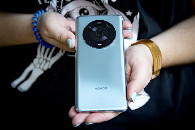 Zadnja stran telefona Honor Magic4 Pro zelo spominja na pametni telefon Huawei Mate 40 Pro. | Foto: Ana Kovač