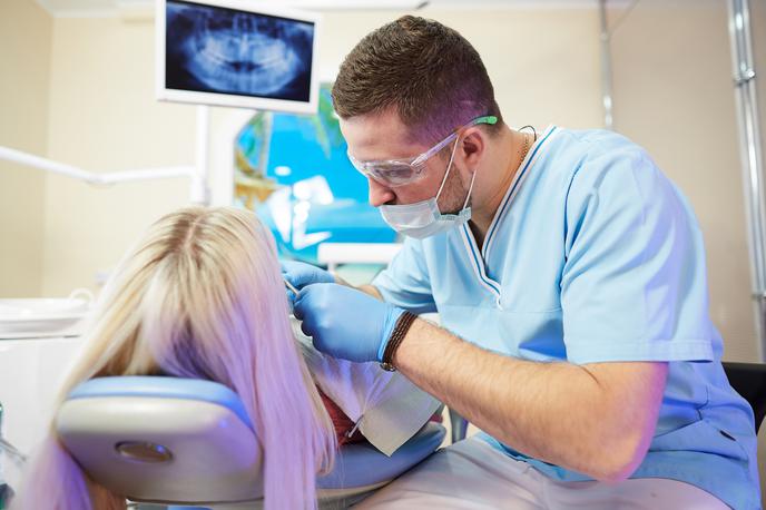 zobje zobozdravnik | Medtem ko so zobni vsadki zdaj "izjemoma pravica", bodo po novem postali "pravica, opredeljena v pravilih obveznega zavarovanja".  | Foto Thinkstock