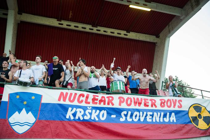 Poleg groba sta bila iztrgana transparenta navijaške skupine Nuclear Power Boys, ki sicer visita na stadionu Matije Gubca. | Foto: Vid Ponikvar