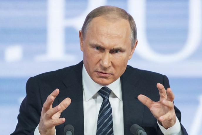 Putin jezen | "Vsi oboroženi konflikti se končajo s pogajanji in Rusija se temu ni nikoli izogibala," je na novinarski konferenci v Jekaterinburgu dejal Putin ter Kijevu obenem očital, da se je izogibal pogajanjem in se je iz njih izločil. "Prej kot Kijev spozna, da so pogovori nujni, bolje bo," je poudaril po poročanju nemške tiskovne agencije dpa.