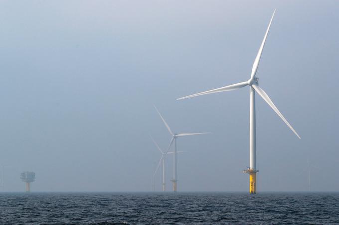 Uničena vetrna elektrarna je bila v omrežje prvič priklopljena leta 1996, sicer pa gre za model Nordtank NTK 600, ki je ob največjih današnjih vetrnicah videti kot igračka. Premer rotorja oziroma kroga, ki ga med vrtenjem rišejo rezila vetrnice, je znašal 43 metrov. Siemens, na primer, na Danskem postavlja tudi vetrnice, katerih eno rezilo je dolgo 75 metrov, skupen premer rotorja pa znaša kar 154 metrov.  | Foto: Reuters
