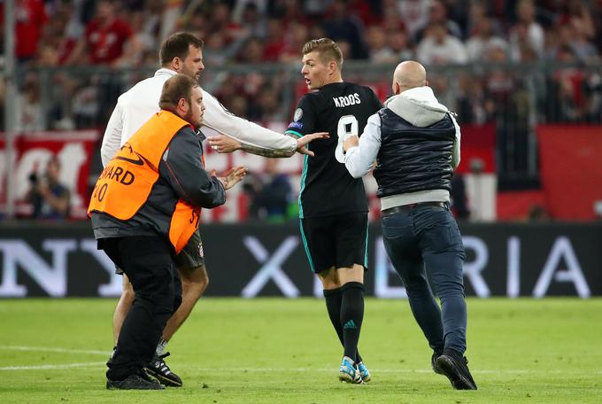Toni Kroos, nemški reprezentant in nekdanji as Bayerna na začasnem delu v Madridu, je bil tarča številnih oboževalcev. | Foto: Reuters