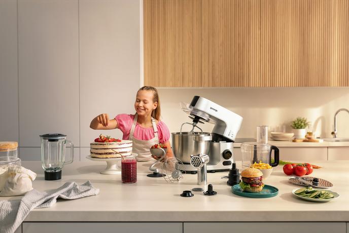 Ko kuhanje postane užitek in ne opravilo: mali pomočniki, ki naredijo razliko