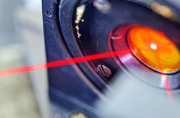 Laserska napravica za nekaj deset evrov lahko onesposobi samovozeči avtomobil