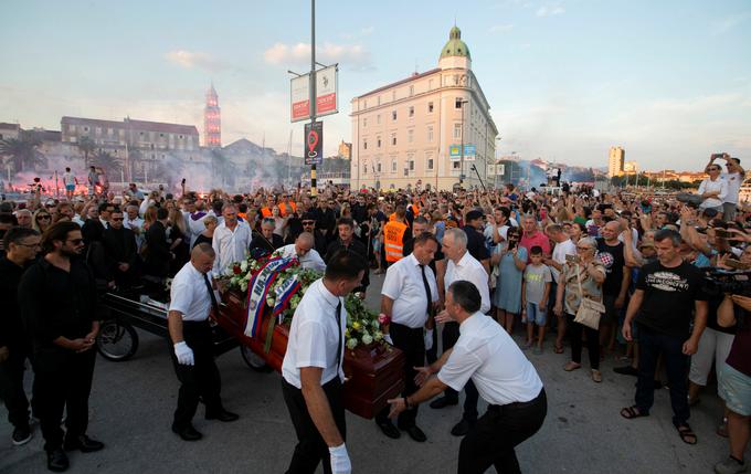 Od Oliverja se je včeraj v Splitu poslovilo več deset tisoč ljudi. | Foto: Reuters