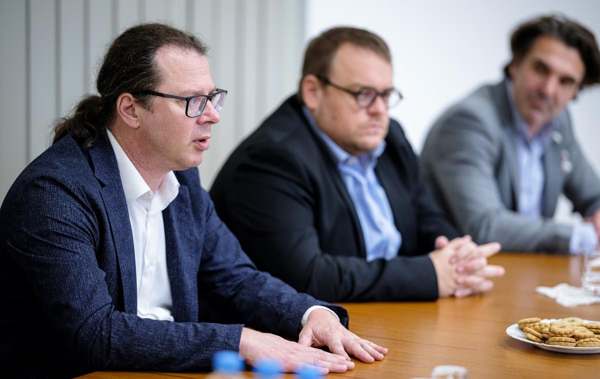 Luka Omladič | Na družbenih omrežjih so se v teh dneh pojavili pozivi, naj stanovalci ne podpišejo soglasij za prevedbo v novi sistem, češ da bodo s tem razlaščeni ali bodo sredstva po njihovi smrti morali vračati svojci. Kot je ponovil minister, so storitve dolgotrajne oskrbe brezplačne in se financirajo iz zavarovanja za dolgotrajno oskrbo. "Niti upokojencem niti njihovim svojcem jih ne bo treba vračati, nikakršnih razlastitev iz tega naslova ne bo," je zatrdil državni sekretar na ministrstvu Luka Omladič. | Foto STA