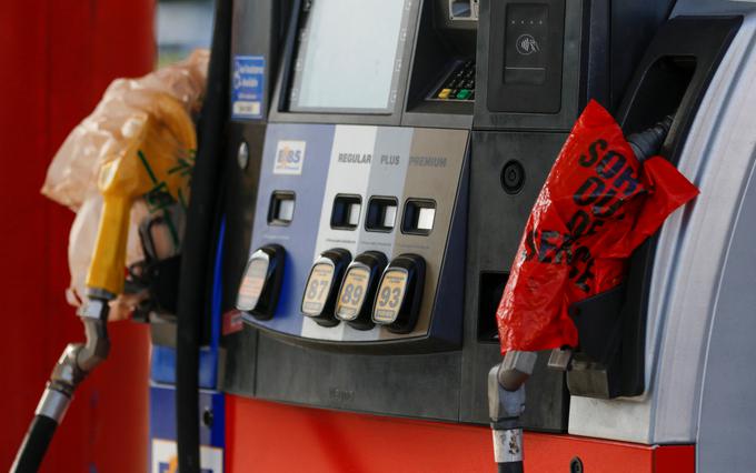 Na nekaterih bencinskih servisih na Floridi je že zmanjkalo goriva, nekateri trgovci pa se spoprijemajo s pomanjkanjem ustekleničene vode. | Foto: Reuters