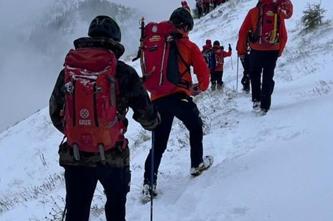 reševalci, gore | Reševalno akcijo bodo nadaljevali danes, ko bodo skušali pomagati tudi nekaterim drugim planincem, ki so zaradi slabih vremenskih razmer obtičali ujeti v bivakih in kočah. | Foto Gorska reševalna zveza Slovenije