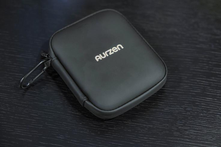 Nosilna torbica, v kateri je poleg prostora za projektor Aurzen ZIP predviden dom tudi za pripadajoči kakovosten polnilni kabel USB, je naprodaj posebej.  | Foto: Ana Kovač