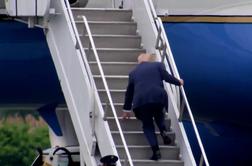 Trump tarča posmeha: spotaknil se je in skoraj padel #video