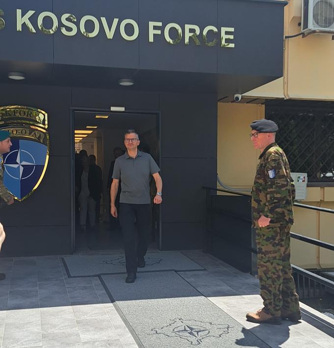 Minister za obrambo Marjan Šarec pred sedežem KFOR na Kosovu.  | Foto: K. M.
