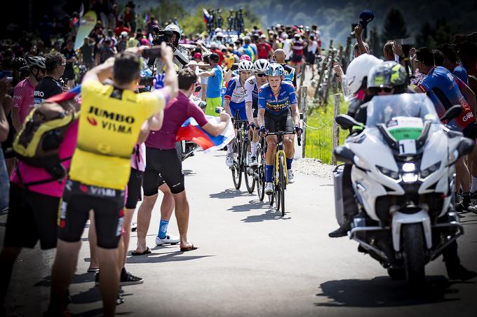 Rožnati Giro je že drugo leto zapored obiskal Slovenijo in navdušil slovenske ljubitelje kolesarstva. V Posočju naj bi se jih danes zbralo okrog 25 tisoč.  | Foto: Ana Kovač
