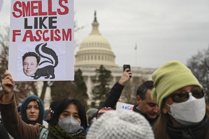 Protestniki pred Kapitolom protestirajo proti Trumpovi odločitvi, da zapre vse urade Agencije ZDA za mednarodni razvoj (Usaid). | Protestniki pred Kapitolom protestirajo proti Trumpovi odločitvi, da zapre vse urade Agencije ZDA za mednarodni razvoj (Usaid). Televizija CBS poroča, da 1400 zaposlenih na sedežu Usaid v Washingtonu ne more več vstopiti v poslopje. | Foto Reuters