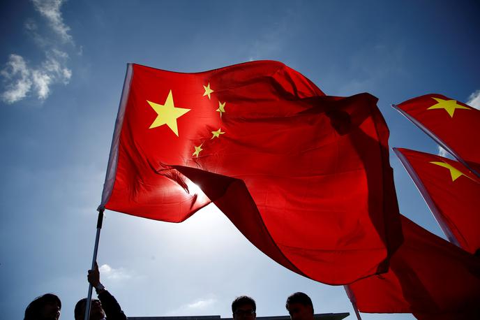 Kitajska zastava | Prodaja pametnih telefonov na Kitajskem, ki se je leta 2017 prvič doslej zmanjšala, je tudi lani precej nazadovala.  | Foto Reuters