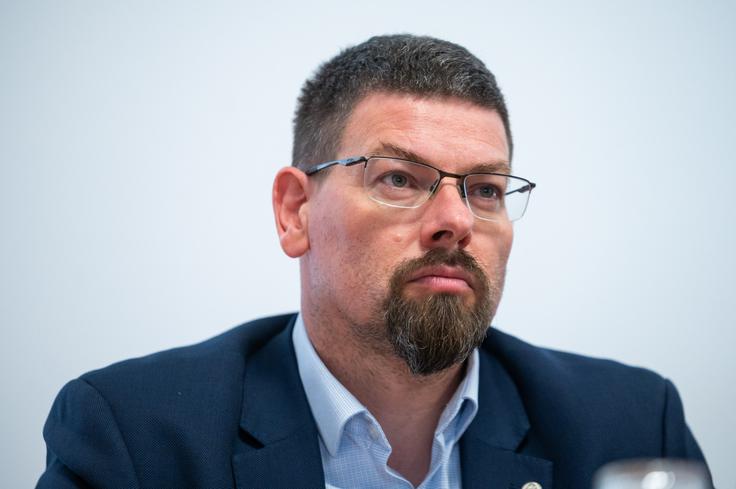 predsednik Konfederacije sindikatov Slovenije Pergam Jakob Počivavšek Po besedah predsednika Konfederacije sindikatov Slovenije Pergam Jakoba Počivavška (na fotografiji) zavračajo tudi trditve o realnem padanju pokojnin zaradi novega načina njihovega usklajevanja, saj reforma ohranja tako usklajevanje z inflacijo kot z rastjo plač. | Foto: STA