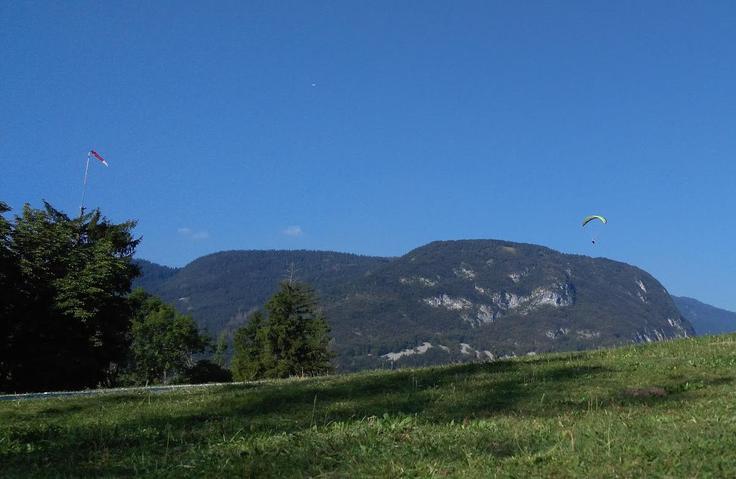 Padalci za varno letenje in pristanek potrebujejo nameščene vetrne vreče in druge merilne naprave (fotografija pristajalnega mesta ob Bohinjskem jezeru). | Foto: Andreja Lončar