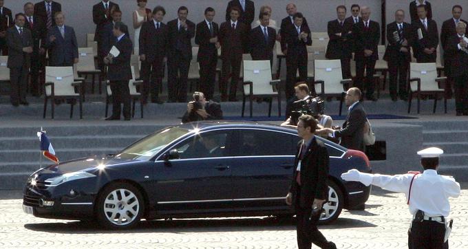 Pred 11 leti se je takratni francoski predsednik Jacques Chirac vozil še z limuzino citroen C6. Avtomobil so zaradi majhnega zanimanja takrat tudi nehali izdelovati. | Foto: Reuters