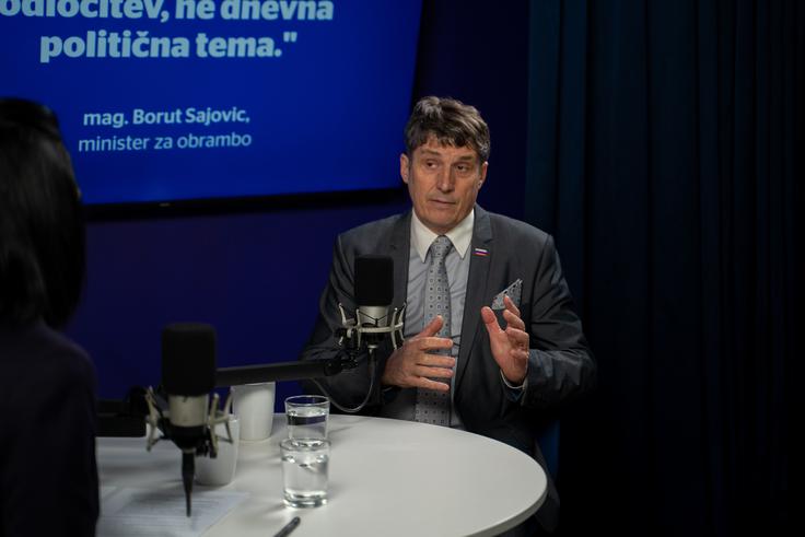 V pogovoru je večkrat izpostavil požare na Krasu, poplave leta 2023 in vajo Odpornost 24 kot prelomne točke. Ni govoril le o odzivu, temveč o učenju: kaj je delovalo, kje so bile slabosti in kaj je bilo treba sistemsko spremeniti. Posebej je poudaril, da takšnih celovitih testov država po osamosvojitvi ni imela, zato so bili dragoceni tudi tam, kjer so razkrili pomanjkljivosti. To razume kot znak zrelosti sistema, ne kot njegovo slabost. | Foto: 