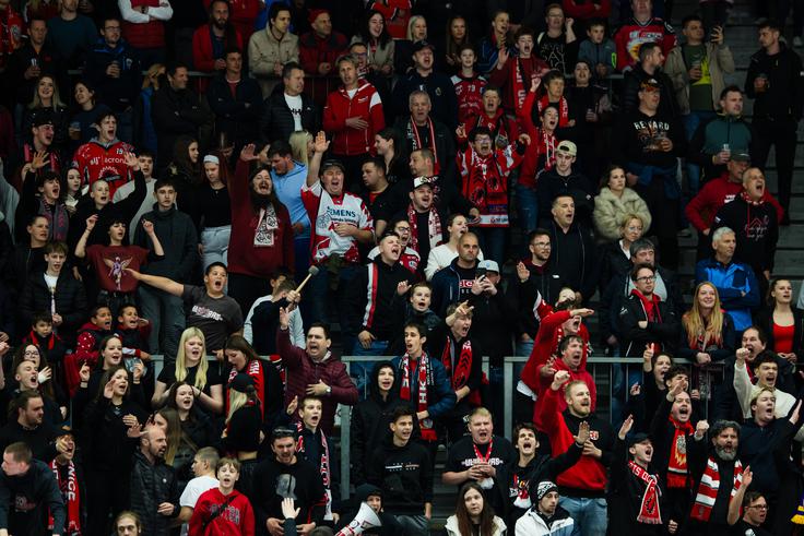 Več kot dva tisoč gledalcev si je ogledalo derbi. | Foto: Grega Valančič
