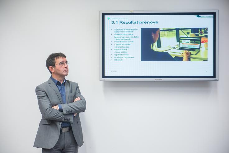 "Digitalna transformacija je družbena sprememba, pri kateri morajo sodelovati vsi, to ni zgolj še en projekt," je dejal minister za javno upravo Boris Koprivnikar. | Foto: Bor Slana