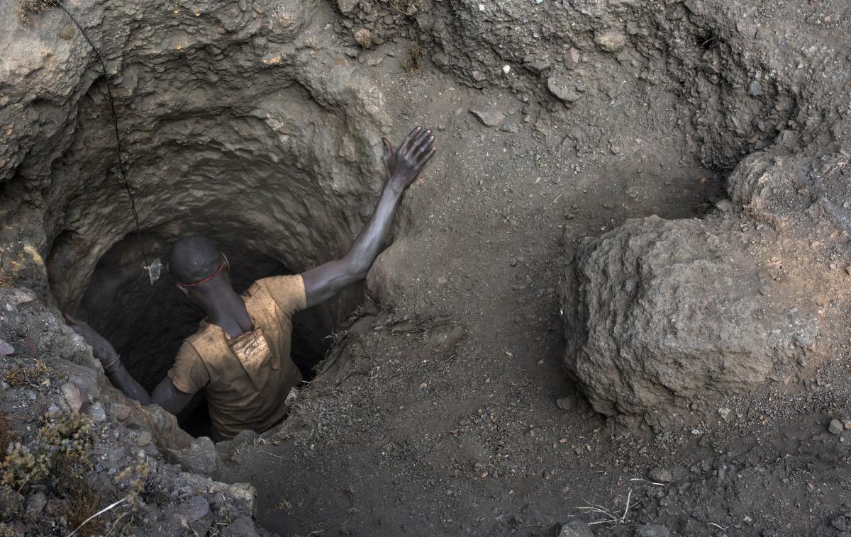 Kobalt rudnik | V Vzhodnem Kongu, kjer izkopljejo največ kobalta, razmere v rudnikih niso urejene in za delovno silo izkoriščajo tudi otroke. | Foto Reuters