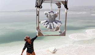 Kaj se zgodi s predmeti, potopljenimi v Mrtvo morje #foto
