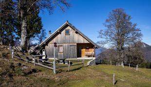 Družinska tura na razgledno planino, tudi po snegu #video