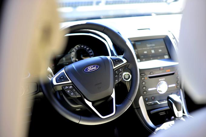 Oprema vignale v forde prinaša infozabavni sistem Sync tretje generacije, ki omogočata tudi vmesnika Car Play in Android Auto za zrcaljenje aplikacij mobilnih telefonov. Sonyjev avdio sistem prinaša tudi možnost 12 zvočnikov, 100-kanalnega ojačevalnika in 24-bitnega predvajanja zvoka. | Foto: Gregor Pavšič