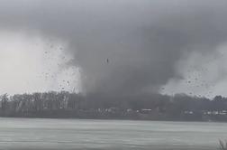 Uničeval je vse pred seboj: v silovitem tornadu umrle štiri osebe #video