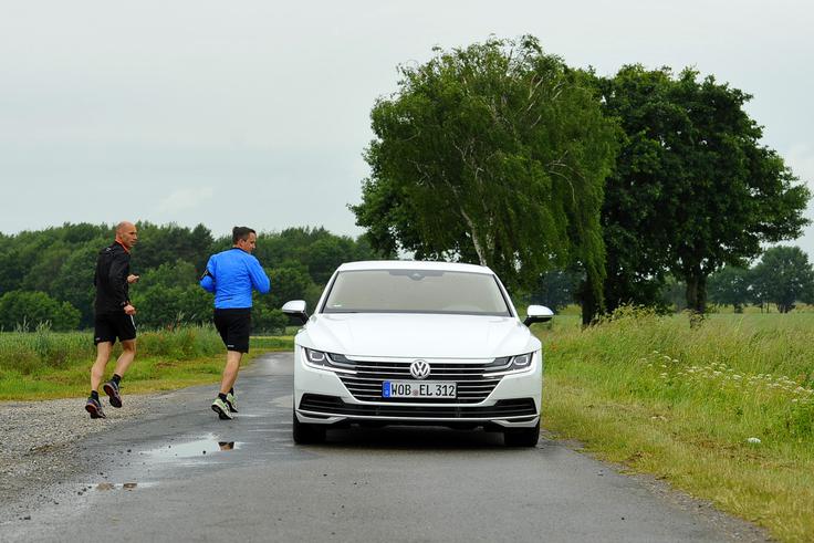 Precej ljudi na podeželju okoli Hannovra je opazovalo arteona. Da, to je trenutno najelegantnejši volkswagen in tudi najdrznejše oblikovan. Od koncepta (sport coupe concept GTE), predstavljenega v Ženevi leta 2015, pa do serijskega avtomobila sta minili samo dve leti. Pri oblikovanju koncepta je sodeloval tudi slovenski oblikovalec Domen Ručigaj, ki zdaj ustvarja pri Audiju. | Foto: Jure Gregorčič