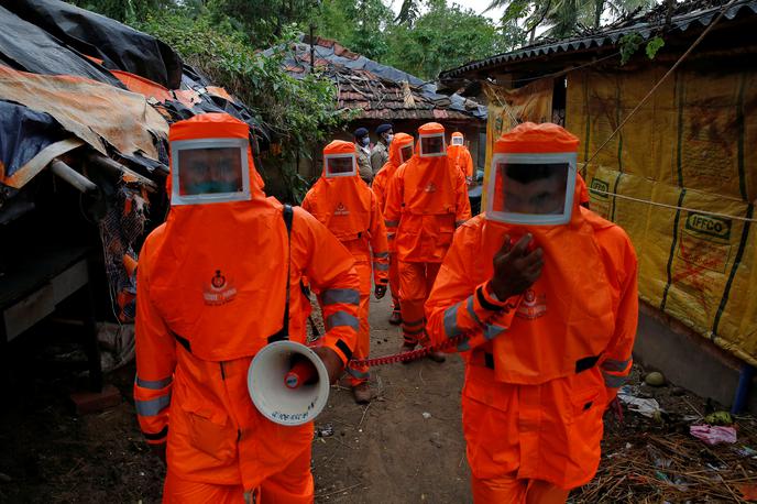 ciklon | V vzhodni Indiji poteka množična evakuacija pred neurjem. Oblasti dodatno skrbita še težavi z zagotavljanjem zatočišč in upoštevanjem varnostne razdalje, da ne bi prišlo do novih okužb s koronavirusom.  | Foto Reuters