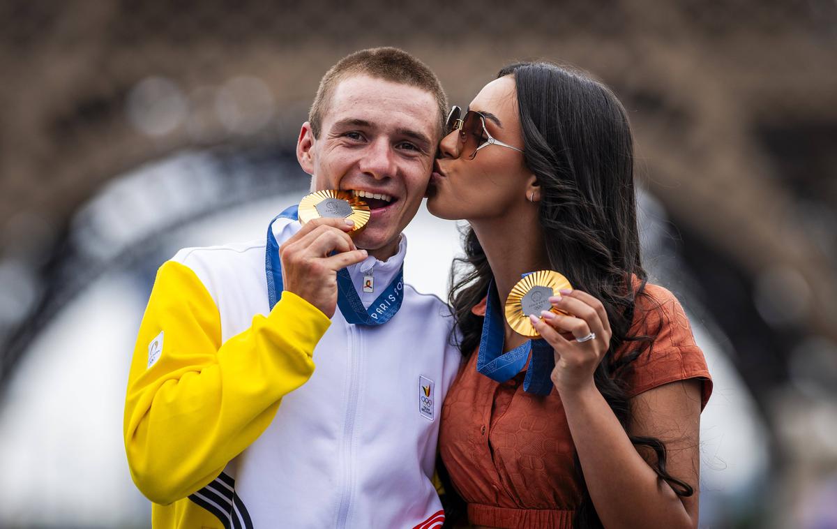 Remco Evenepoel | Remco Evenepoel pozira z ženo Oumi, ki se je spomnila, da bi bilo pametno, če mu iz Belgije prinese tudi olimpijsko zlato iz vožnje na čas.  | Foto Guliverimage