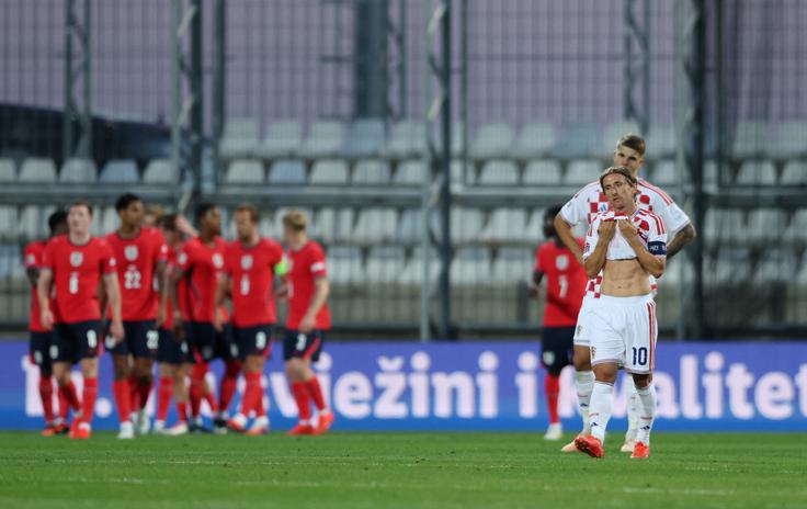Angleži so v okvir hrvaških vrat usmerili deset strelov. Kar sedem jih je zatreslo mrežo. Hrvaška je na drugi strani usmerila le enega, pa še tega v izdihljajih sodnikovega podaljška. | Foto: Reuters