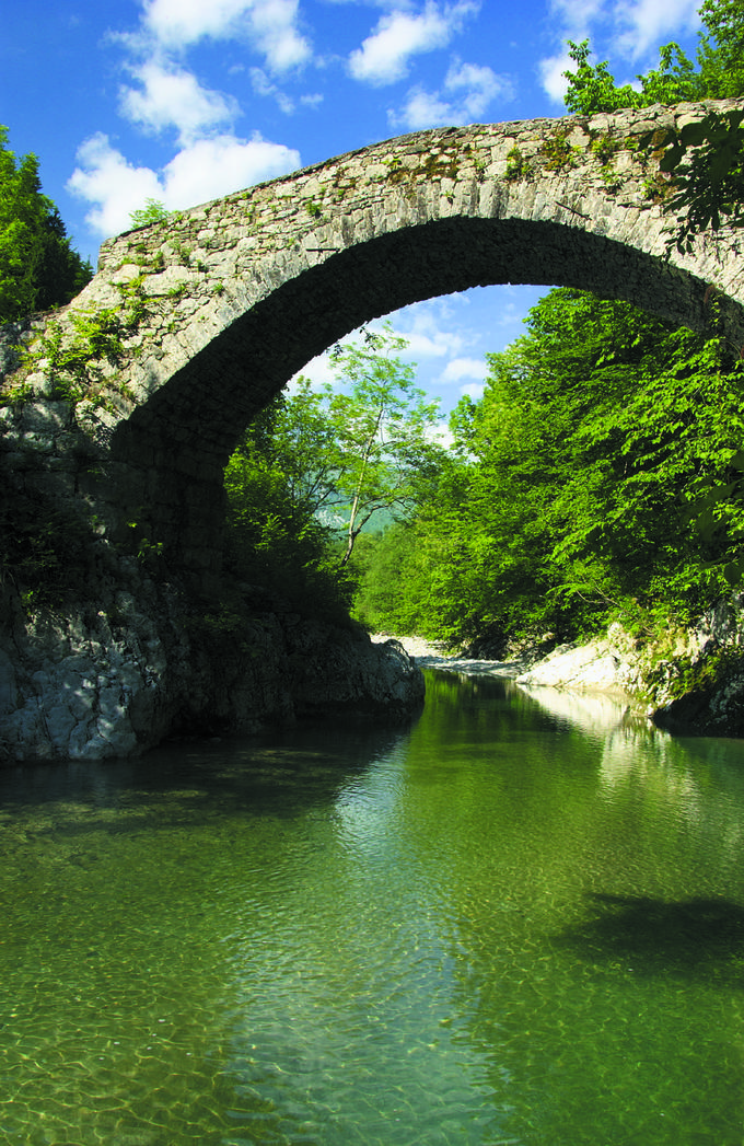 Kamniti stopničasti most nad Nadižo naj bi bil zgrajen okoli leta 1812. Tudi ta je svoje ime dobil zaradi francoskih osvajalskih pohodov čezenj. | Foto: www.dolina-soce.com