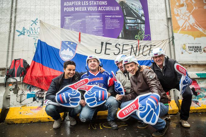 Slovenski navijači so v francoski prestolnici polni optimizma. Jih bodo risi spet spravili v dobro voljo? | Foto: Vid Ponikvar