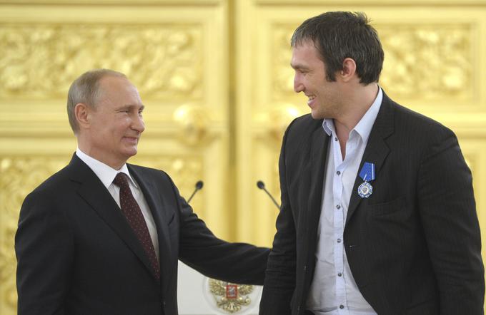 Tako je ruski predsednik Vladimir Putin sprejel Aleksa Ovečkina leta 2014 po osvojenem naslovu svetovnih prvakov. | Foto: Reuters