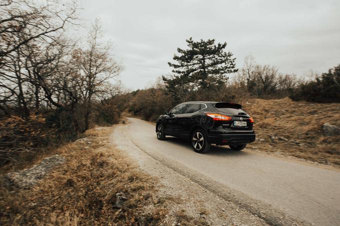 Tudi, ko se je konfiguracija cestišča spremenila in ko je moral Qashqai pokazati svojo neuničljivo moč, me ni razočaral. Vedno poskrbi, da se za volanom počutim varno in sproščeno. | Foto: Žiga Zupan/Sportida