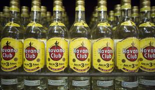 Obubožana Kuba želi državni dolg odplačati z rumom
