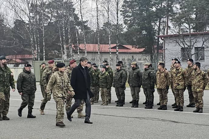 Borut Sajovic, obisk, Latvija | Latvijski minister je ob koncu uradnega obiska slovenske delegacije v Latviji izpostavil pomen zavezniške solidarnosti, saj sta tako Slovenija kot Latvija manjši državi, ki na podlagi svojih zgodovinskih izkušenj globoko cenita mir in si prizadevata za njegovo ohranitev. V imenu celotne latvijske družbe se je zahvalil za prispevek slovenskih vojakov in podporo, ki jo Slovenija izkazuje v okviru zavezništva. | Foto Mateja Trunk Hrvatin