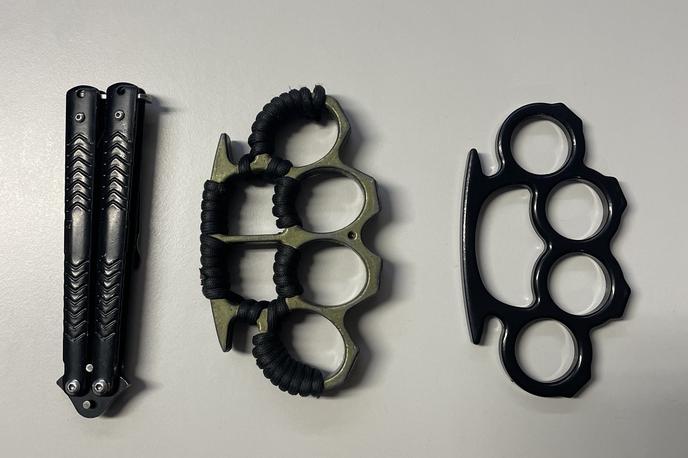 Policija zaseženi predmeti | Kosi orožja, ki so ga policisti zasegli na protestnem shodu v Novem mestu. | Foto PU Novo mesto