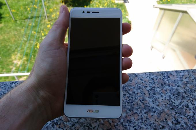 Asus ZenFone 3 Max (ZC520TL). Na trgu sta na voljo dve različici pametnega telefona Asus ZenFone 3 Max. Mi smo v test prejeli model ZC520TL, številka modela drugega, ki je malce boljši, pa je ZC553KL. | Foto: Matic Tomšič