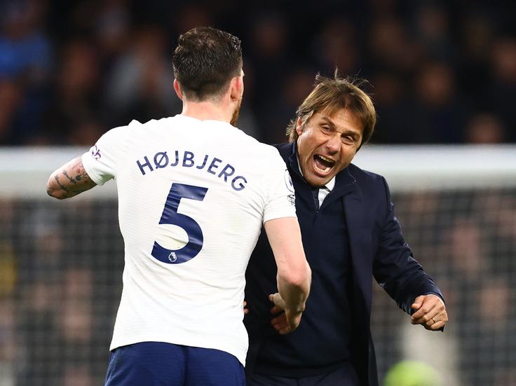 Presrečni trener Tottenhama Antonio Conte je čestital Dancu Pierre-Emilu Højbjergu, strelcu prvega zadetka za gostitelje. | Foto: Reuters