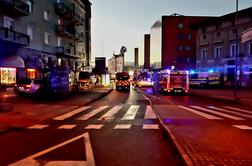 Požar v Kranju: evakuiranih 16 stanovalcev, ena oseba se je poškodovala #video