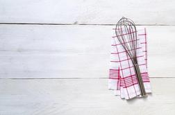 Kaj narediti, če je kuhinjska krpa po pranju še vedno smrdljiva in umazana?