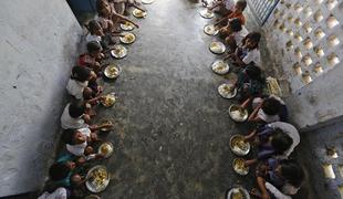 Indija: testi potrdili pesticide v zastrupljeni šolski hrani