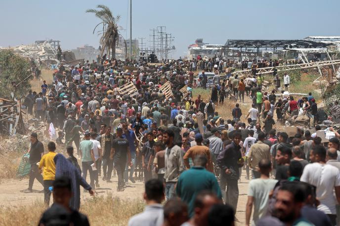 Gaza | Agencija ZN za pomoč Palestincem (UNRWA) je danes sporočila, da je v Gazi veliko pomanjkanje higienskih pripomočkov za dojenčke, kot so plenice, in pozvala k normalni oskrbi palestinske enklave s tovrstnimi potrebščinami. Stalen dotok nujnih potrebščin, kot so plenice, milo in vlažni robčki, so ključnega pomena za zdravje otrok in njihovo preživetje, so poudarili. | Foto Reuters
