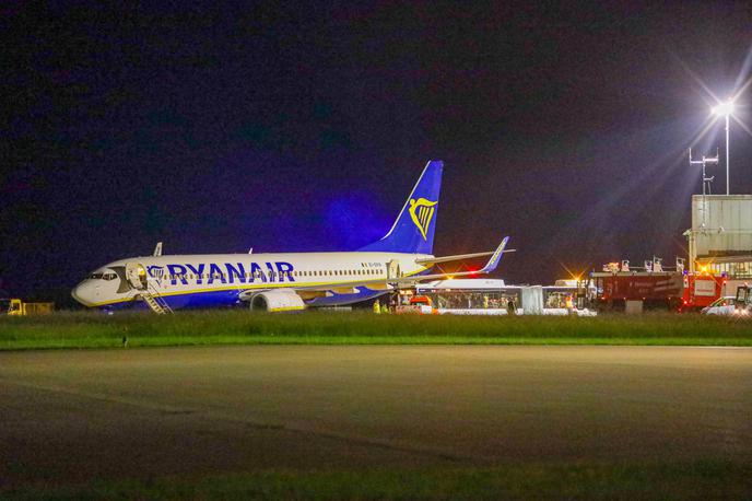 Ryanair, zasilni pristanek, Nemčija, potniki | Letalo so prizemljili, potnikom pa organizirali nadomestni prevoz. | Foto Reuters