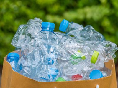 Čudežna bakterija spremeni odpadno plastiko v priljubljeno zdravilo