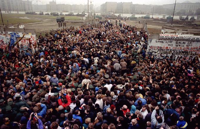 Fotografija je nastala 12. novembra 1989. Prikazuje vzhodne Berlinčane, ki so se na Potsdamer Platzu srečali s prebivalci zahodnega dela mesta. | Foto: Reuters