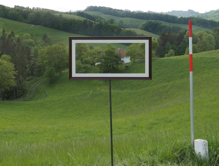 Med sprehajanjem po obmejni pokrajini, se tako pred obiskovalcem na esejistični poti v fizičnem prostoru izrisuje zgodovinska, politična in osebna krajina. | Foto: Robin Klengel